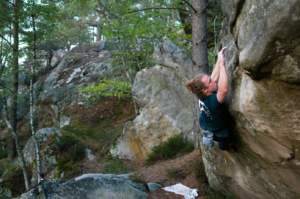 Pierre-Antoine grimpe à Fontainebleau - image association Fanatic Climbing