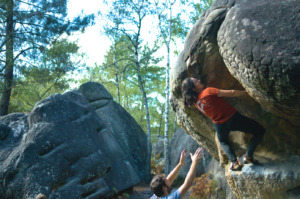 Marie grimpe à Fontainebleau avec le tshirt Fanatic Climbing