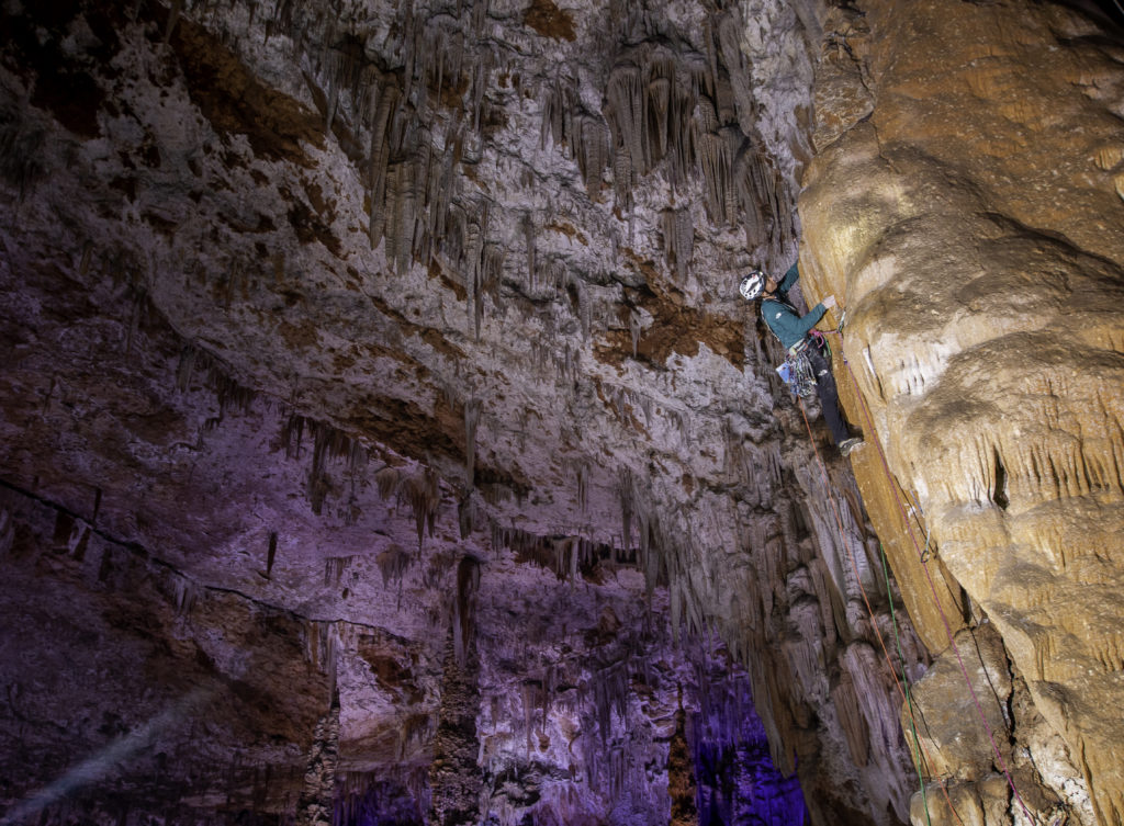 Grimpe dans la grotte de la Salamandre