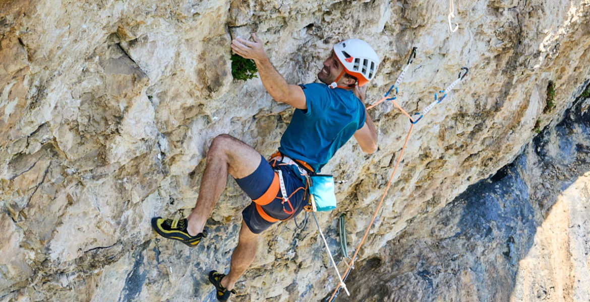 Léo Billon libère une voie d’artif extrême à Presles – Léo Billon frees an extreme aid route in Presles