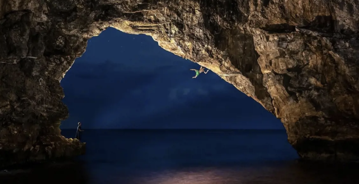 Es Pontas by night