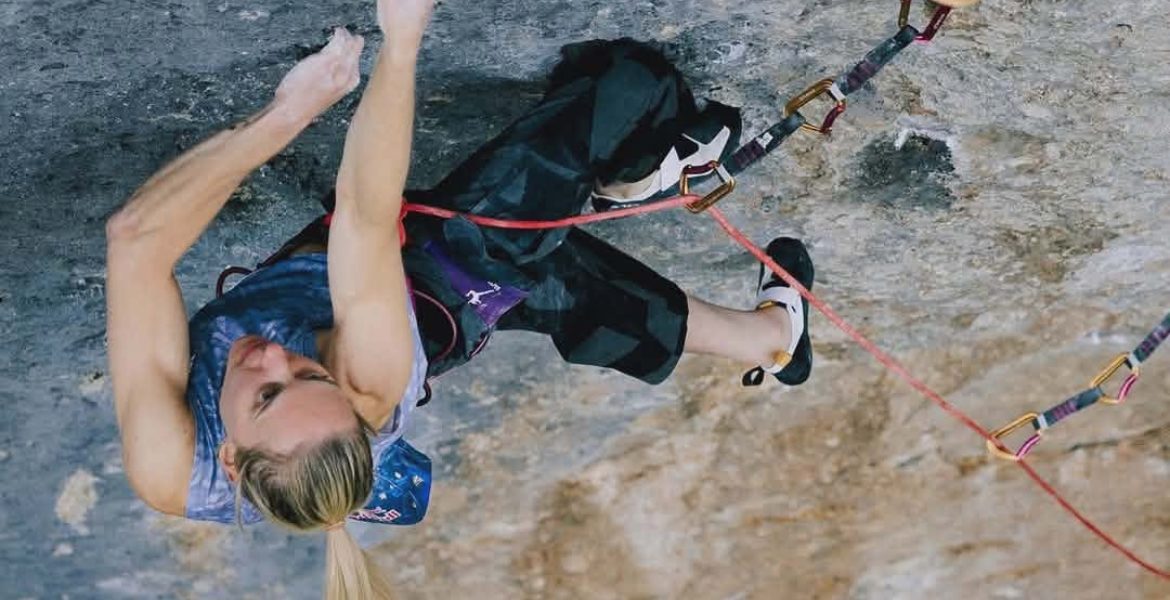 Janja Garnbret s&rsquo;offre Bibliographie, 9b+ ! – Janja Garnbret climbs Bibiographie 9b+!